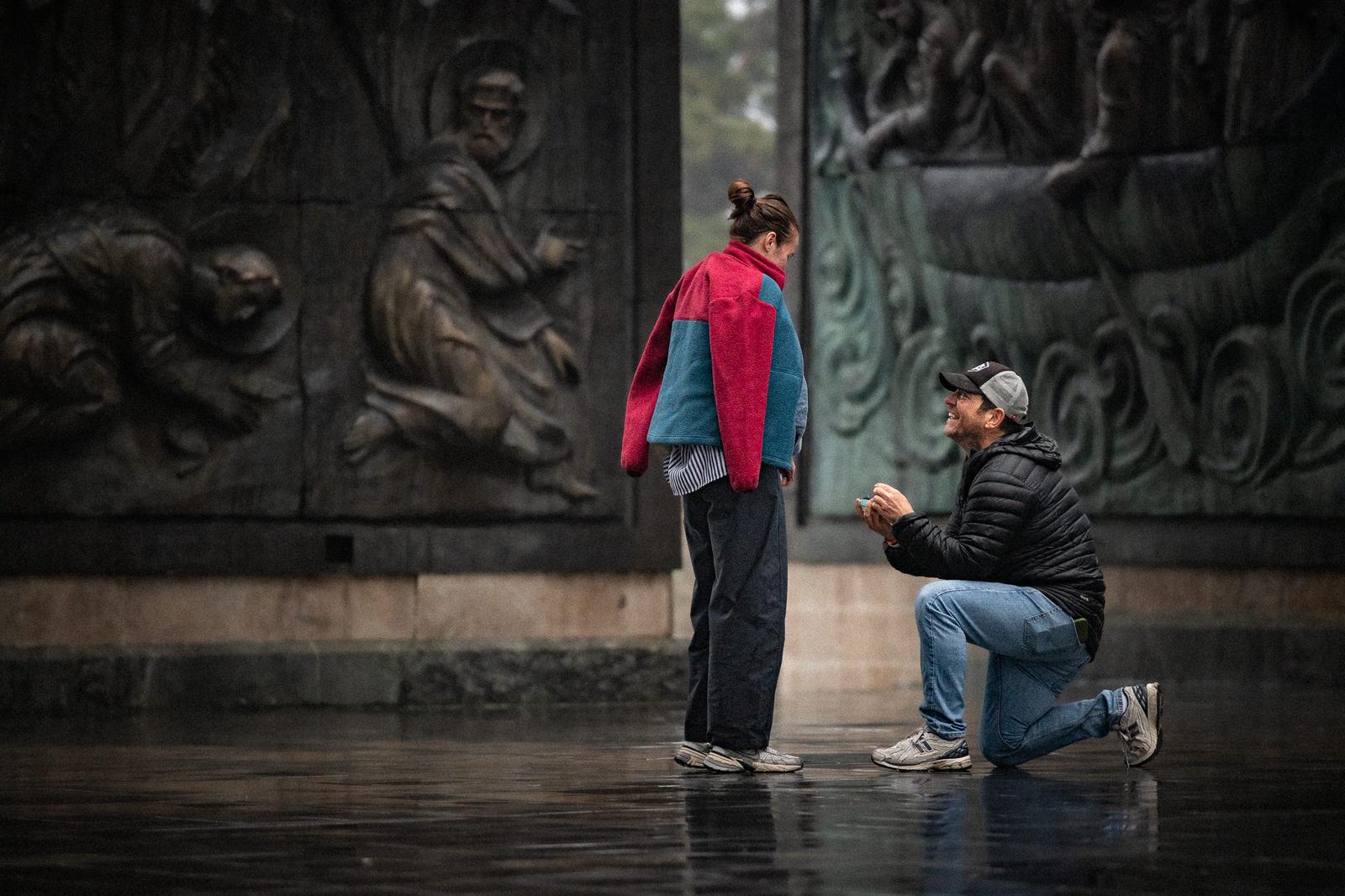 Laurent proposing to Katalin in the rain